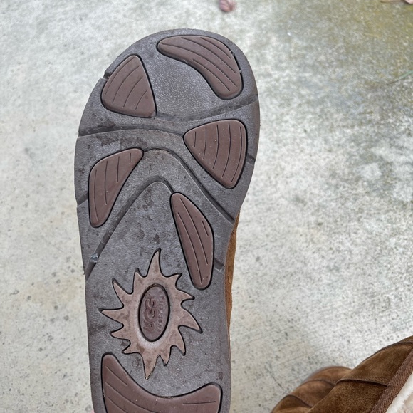 UGG boots.  Very clean and in good condition.  Metal label on the back. - Picture 7 of 7